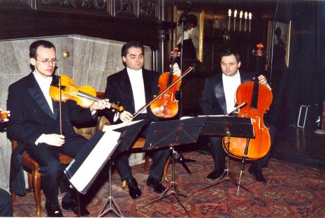 Grupa Mo Carta, od lewej Michał Sikorski, Paweł Kowaluk, Bolesław Błaszczyk przed koncertem w sali balowej Muzeum Pałac Herbsta